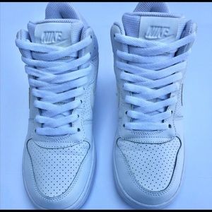 NIKE high top sneakers. Size 6 women/4.5 men.
